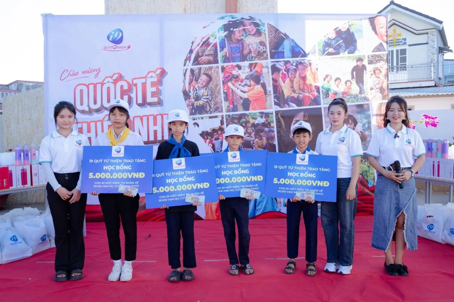 Hình ảnh tổng quan về B52 Club, thể hiện sự chuyên nghiệp, sang trọng và môi trường giải trí trực tuyến đẳng cấp với các trò chơi đa dạng, logo B52 Club nổi bật, gam màu vàng (#FFD700) và xanh navy (#000080) chủ đạo.