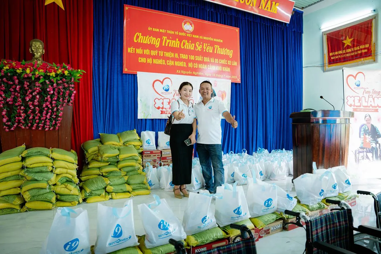 Hình ảnh thể hiện dịch vụ hỗ trợ khách hàng 24/7 và hệ thống giao dịch an toàn, nhanh chóng của B52 Club, với biểu tượng hỗ trợ trực tuyến hoặc các phương thức thanh toán đáng tin cậy, màu sắc hài hòa.